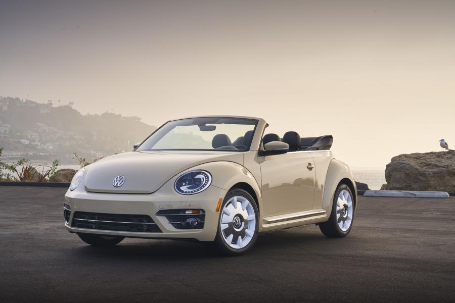  Volkswagen Beetle SEL Final Edition Convertible 2018 года  (NA) (фото 23 из 27)